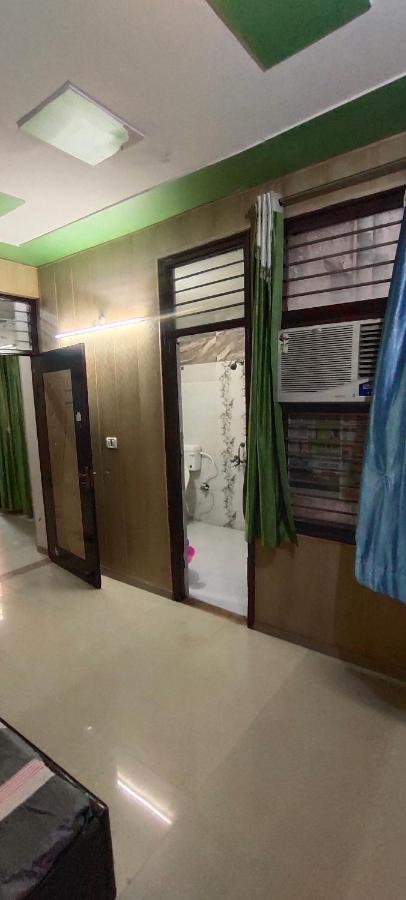 Radha Madhav Apartment Vrindavan Bagian luar foto